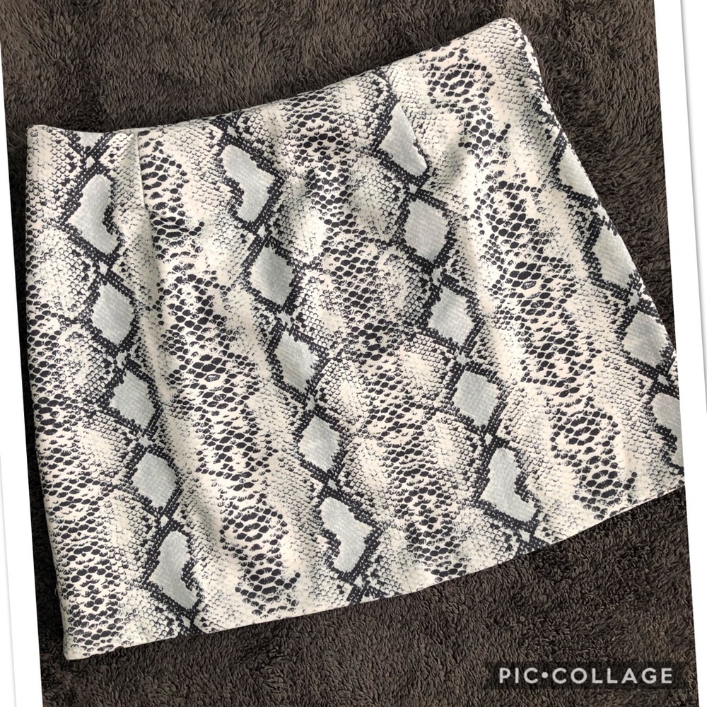 Shein Snakeskin mini skirt NWOT